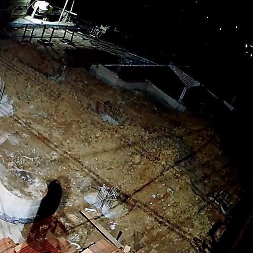 Câmeras de segurança flagram homens invadindo obra em SMOeste 