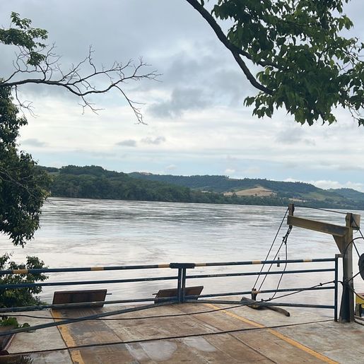 Travessia da barca no Rio Uruguai é interrompida, em Mondaí