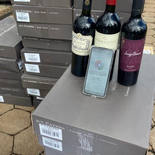 Jovem de 19 anos tenta fugir, mas acaba preso pela Polícia Militar com veículo carregado de vinho
