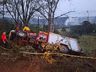 Caminhão dos bombeiros sai da pista a caminho de incêndio no interior de Mondaí