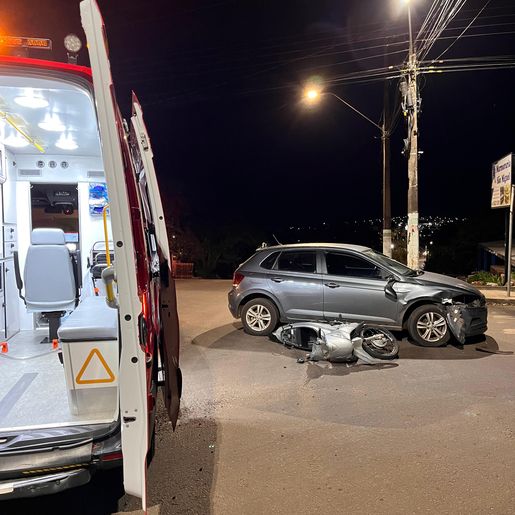 Colisão entre carro e moto deixa mulher ferida em SMOeste 