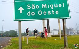 Motociclista sofre ferimentos após colisão em placa de sinalização e poste em SMOeste