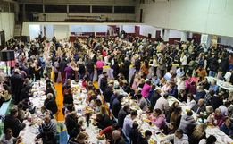 Apae e Gol de Bico promovem eventos para arrecadar recursos