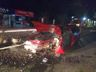 Motorista fica ferido em colisão de carro em poste