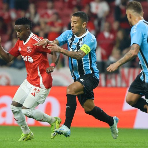 Grêmio vira e volta a vencer Gre-Nal após dois anos e meio