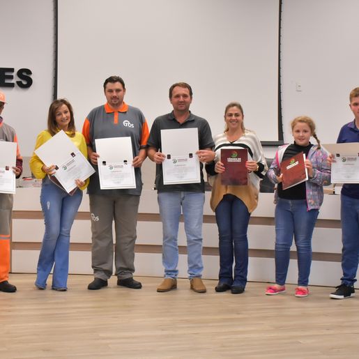  Câmara presta homenagem a coletores de lixo de São Miguel do Oeste