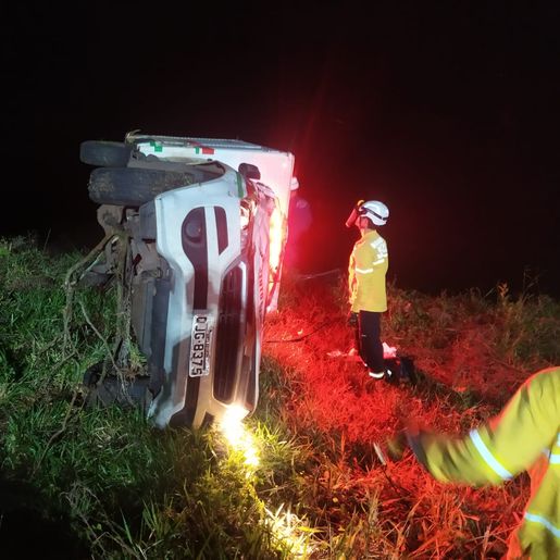 Carro do IGP de São Miguel do Oeste sai da pista na SC-305 