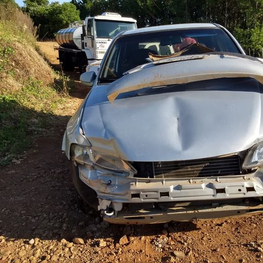 Colisão entre carro e caminhão deixa motorista levemente ferida