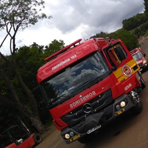 Colisão entre caçamba e motocicleta deixa jovem ferido