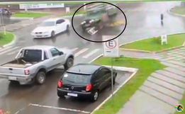 VÍDEO: Caminhonete pula rótula e só para após colidir em poste em SMO