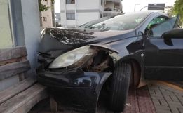 Motorista perde controle e colide contra mercado