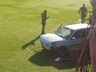 Carro sai da pista, cai de muro e para em campo de futebol em Mondaí