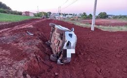 Veículo furtado em Descanso é encontrado tombado pela PM em Belmonte