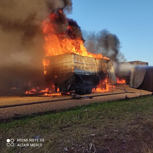 Duas vítimas fatais em colisão entre carretas na PR-280 