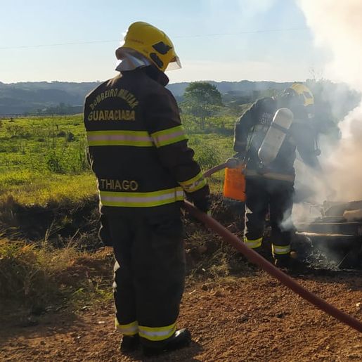 Veículo é destruído por incêndio no interior