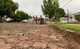 Motociclista fica ferido após se enroscar em fio de internet solto