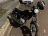 VÍDEO: Motociclista que apresentava sinais de embriaguez bate em carro parado