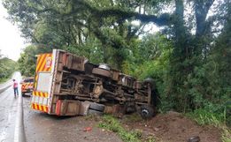 Caminhão dos Bombeiros tomba a caminho de ocorrência em Santa Catarina