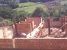 Família inicia construção após fogo queimar a residência