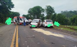 Acidente entre moto, caminhão e três carros deixa um morto na BR 282