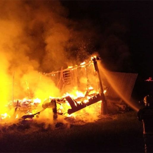 Casa no interior é destruída por incêndio