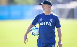 Grêmio busca armador após Mano esgotar testes: "Edenilson é um extraordinário coadjuvante"