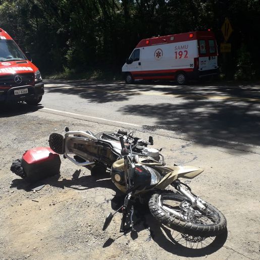 Homem sofre ferimentos em colisão entre motocicleta e caminhão na BR-282