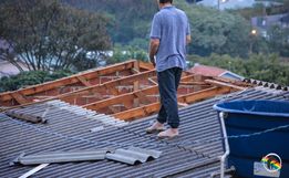 Casa é parcialmente destelhada em bairro de São Miguel do Oeste