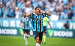 Grêmio goleia o Coritiba e assume a vice-liderança do Brasileirão