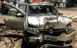Condutor colide carro em poste em São Miguel do Oeste
