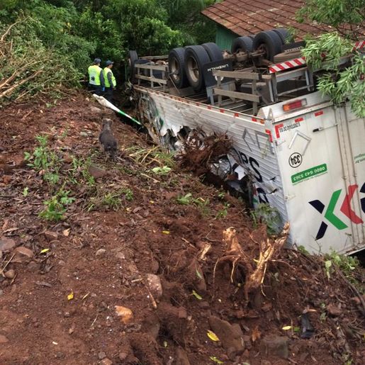 Motorista perde o controle da direção, tomba caminhão e por pouco não atinge residência