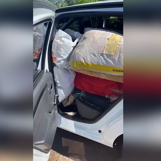 PMRv flagra carro transportando, oito crianças, três adultos e mais a mudança
