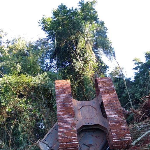 Operador morre ao tombar escavadeira no interior