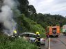 Veículo pega fogo depois de bater em barranco 