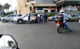 VÍDEO: Homem em surto psicótico é contido após subir nu em viatura
