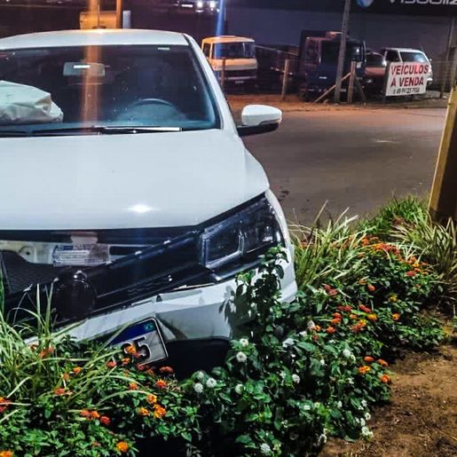 Acidente envolve dois carros na Willy Barth e motorista recusa bafômetro