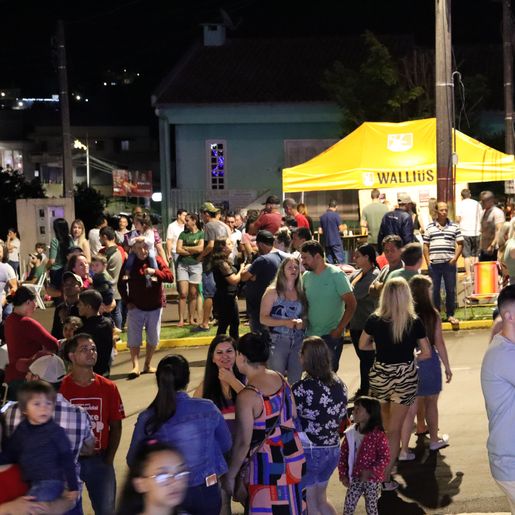 Abertura do Natal Encantado em Campo Erê reúne grande público na praça