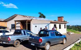 Casa tem o telhado arrancado com ventos fortes