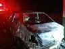 Carro abandonado é consumido pelas chamas na cidade em Iporã do Oeste