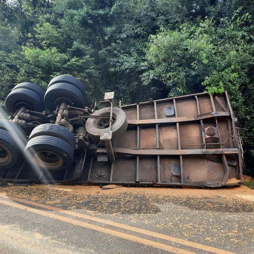 Motorista de caminhão é preso por dirigir embriagado depois de causar acidente na PR-180