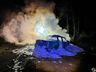 Após colidir em árvore, Amarok fica destruída pelo fogo em São Miguel do Oeste