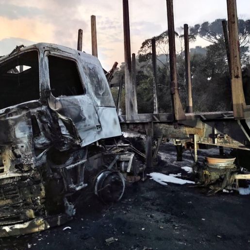 Caminhoneiro de Xaxim morre carbonizado após colisão frontal entre carretas no PR