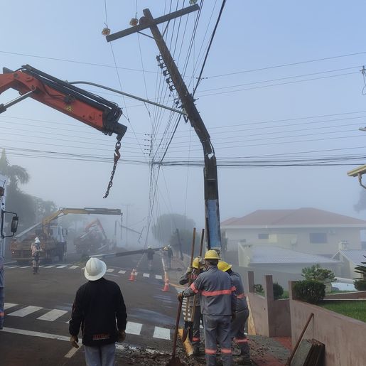 Colisão em poste  deixa parte da cidade de Iporã do Oeste sem energia elétrica