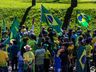 VÍDEO: Dezenas de pessoas participam de ato em frente ao 14º RCMec