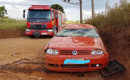 Três pessoas ficam feridas em capotamento 