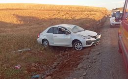 Condutor perde controle e capota carro na SC-305 