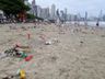 Réveillon deixa rastro de lixo na praia Central de Balneário Camboriú