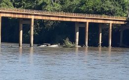 Pilares caem e ponte é interditada em município da região