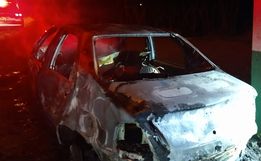 Carro abandonado é consumido pelas chamas na cidade em Iporã do Oeste