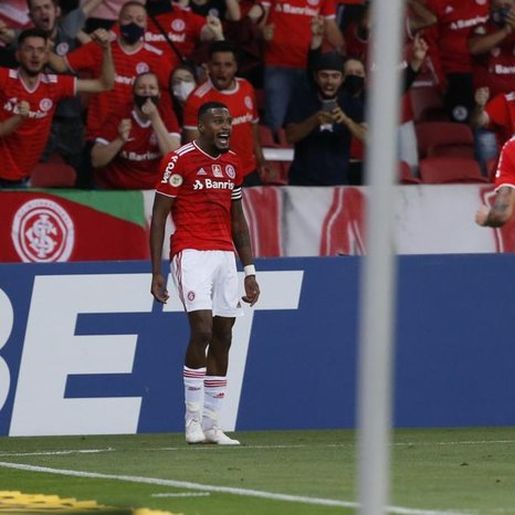 Com dois gols do selecionado Edenilson, Inter vence o Athletico-PR de virada 